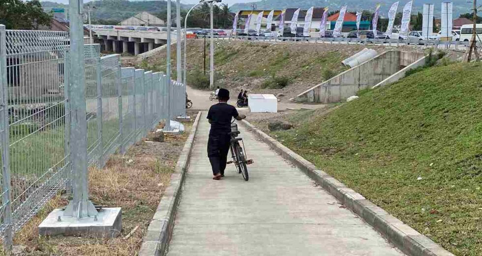 Voltando para casa de bicicleta, moradores de Bantul se perdem na estrada com pedágio de Purwomartani