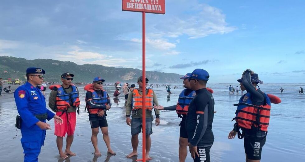 Dois turistas foram arrastados pela correnteza na praia de Drini