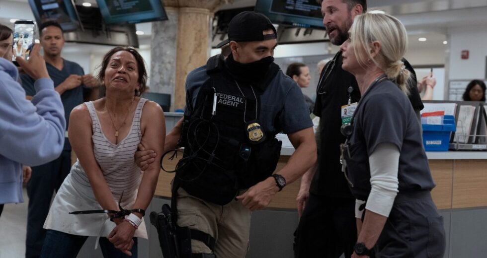 ‘John ​​Wells, do Pitt, analisa a decisão de enfrentar o ICE na 2ª temporada