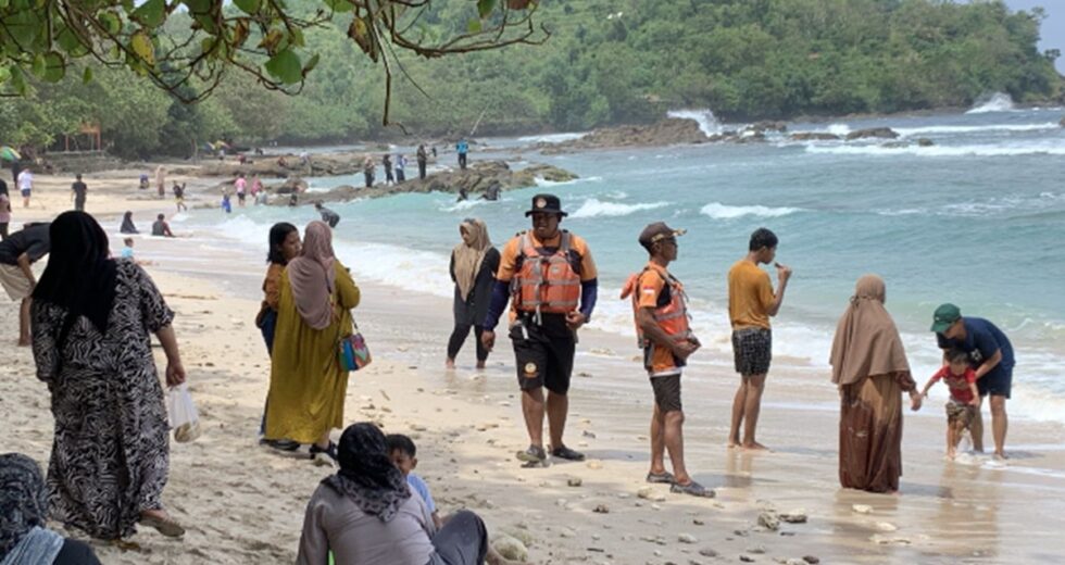 A praia de Gunungkidul está lotada, ameaça de ondas altas à espreita