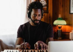 Esta técnica invisível envenena músicas para que a IA não possa cloná-las