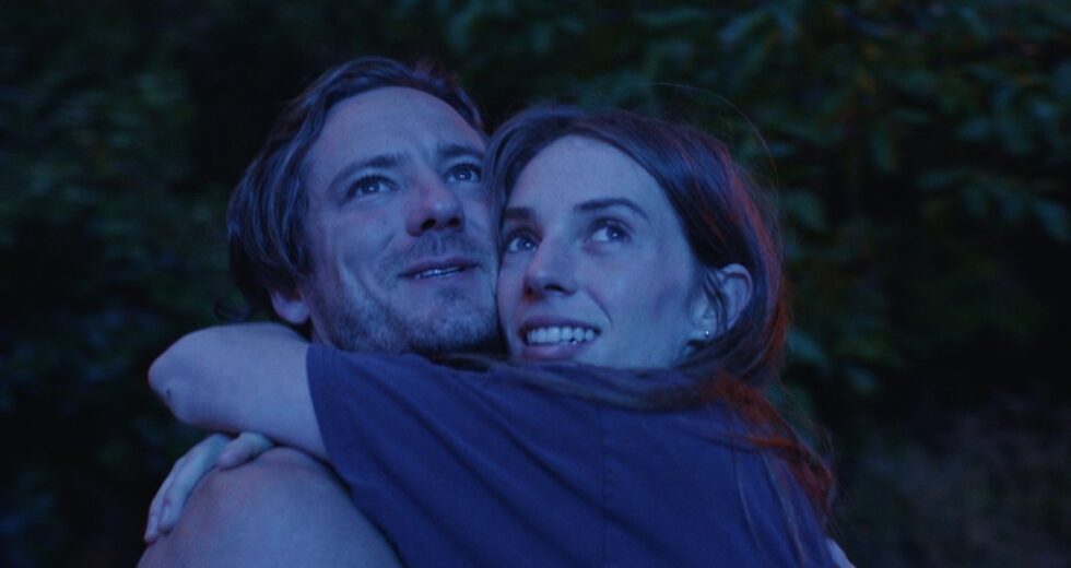 Lewis Pullman e Maya Hawke em comédia romântica