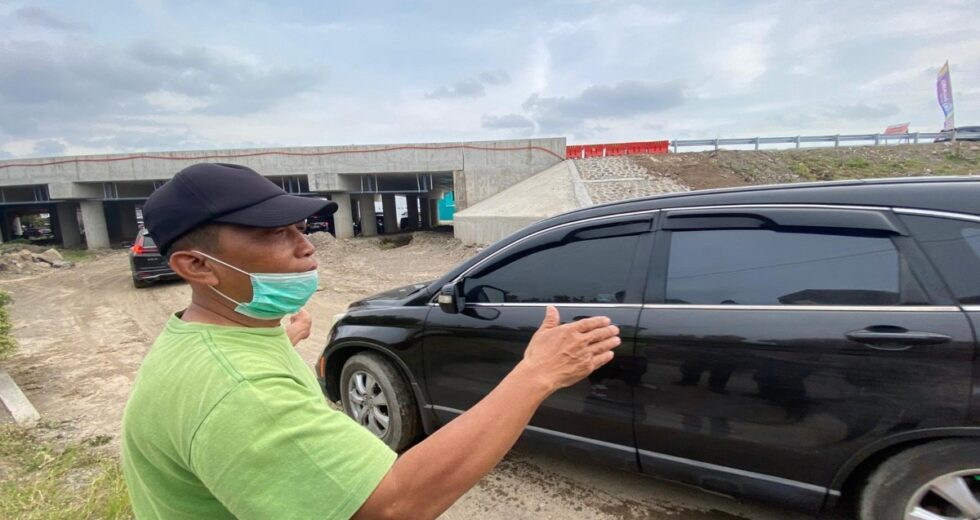 Perdidos no Google Maps para Jalan Sawah, os moradores são auxiliados por residentes em Kalasan