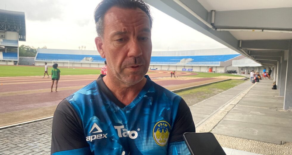 Diferente de outros clubes, Van Gastel confia na equipe local do PSIM Jogja