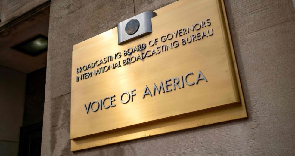 Juiz ordena que funcionários da Voice Of America retornem ao trabalho