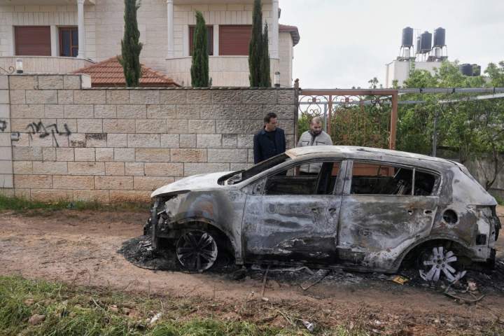 Colonos israelenses atacam palestinos e provocam incêndios na Cisjordânia após funeral – Nacional