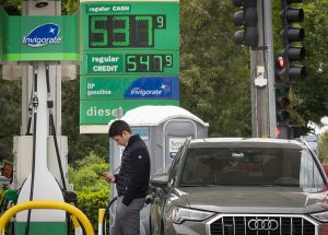 Summer travel kicks off with mixed forecast, rising costs